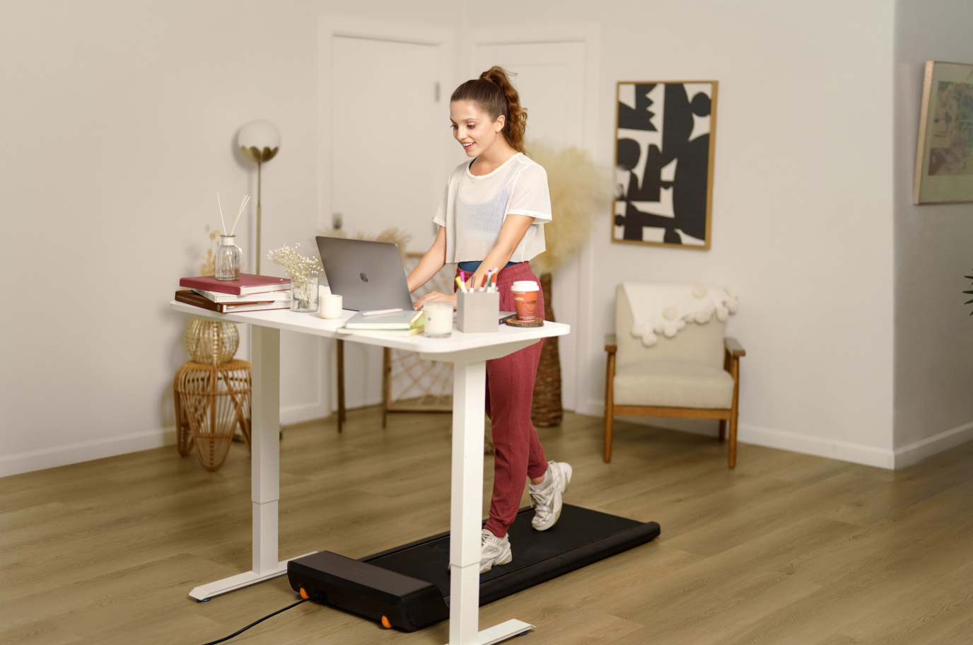 Comment un tapis de marche sous bureau transforme vos journées (sans bruit ni encombrement)