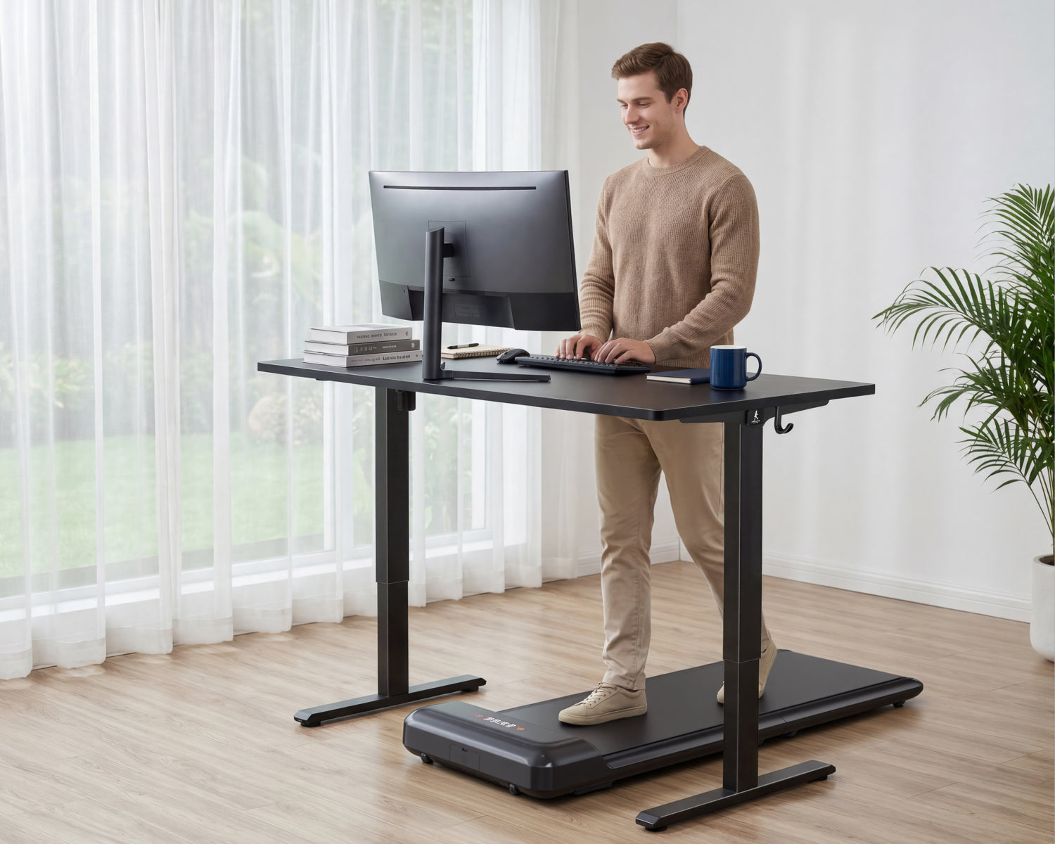 Télétravail avec un WalkingPad sous un bureau assis-debout